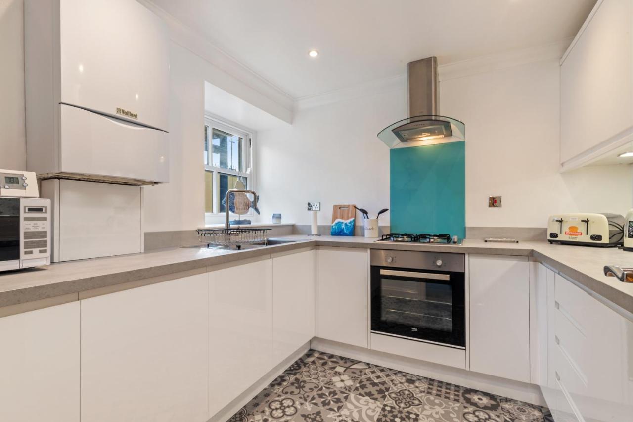 3 South Beach Court - Cosy Seafront Apartment Тенби Экстерьер фото